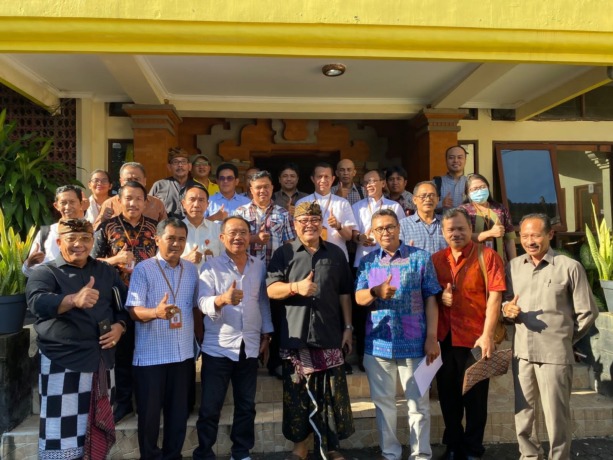BERMUTU: Ketua DPD Golkar Bali, Dr Nyoman Sugawa Korry (tengah depan) bersama BP2TK Golkar Bali saat menerima anggota PPNI di Kantor Golkar Bali, Kamis (9/3). (Golkar Bali untuk Radar Bali) 