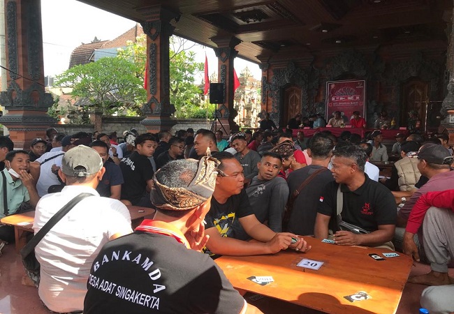 Peserta turnamen ceki di Balai Banjar Dangin Labak, Desa Singakerta, Ubud, Gianyar, mendapat pengawalan polisi. (ist)