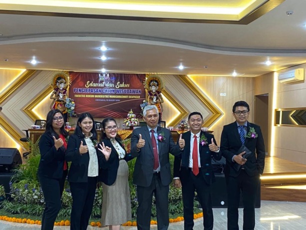 SEMPURNA: Dekan FH Unmas Denpasar, Dr. Ketut Sukawati Lanang P. Perbawa, SH., M.Hum (tiga dari kanan) dalam yudisium, Jumat (10/3/2023). (I KADEK SURYA KENCANA/RADAR BALI) 