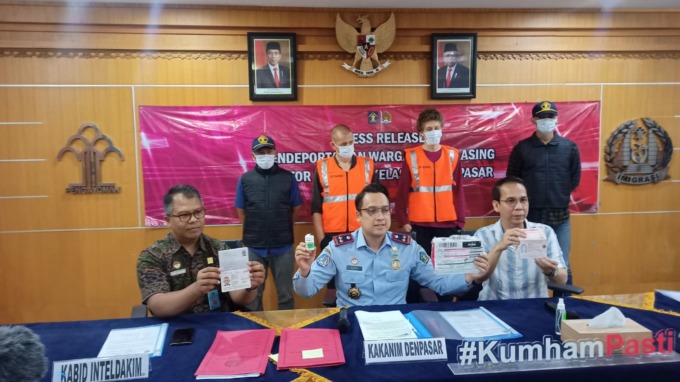TEGAS: Kepala Kantor Imigrasi Kelas I TPI Denpasar Tedy Riyandi (tengah) diapit Kabid Inteldakim Anak Agung Bagus Narayana (kiri) dan Kasi Inteldakim Iqbal Rifai dalam jumpa pers Selasa (14/3/2023) di Jalan D.I. Panjaitan No.3 Niti Mandala Renon Denpasar.