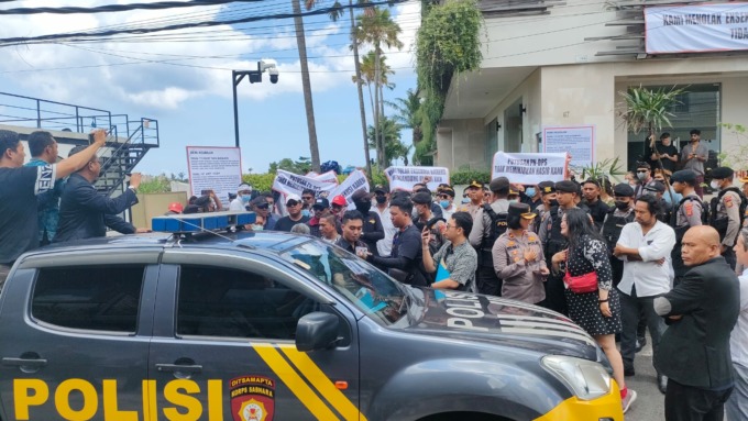AKSI: Puluhan karyawan apartemen The Double View Mansion, bersama sejumlah warga, menolak proses eksekusi apartemen The Double View Mansion Pererenan, Kecamatan Mengwi, Kabupaten Badung, Kamis (16/3/2023).