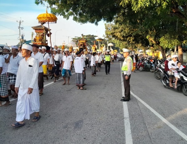 Proses pengamanan warga dari 35 desa adat di Gianyar saat melaksanakan upacara Melasti di Pantai Masceti, Gianyar pada Minggu (19/3) kemarin.(ist)