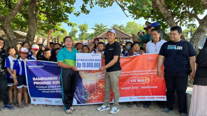 CSR: Mirae Asset dan OJK Gelar CSR Bersihkan Pantai Mertasari, Sanur, Sabtu (18/3/2023). (Mirae Asset untuk Radar Bali)