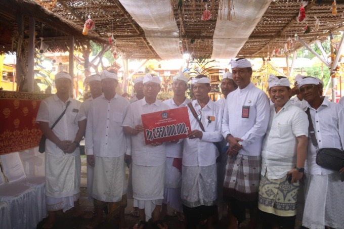 ADAT: Sekda Badung, I Adi Arnawa hadiri Karya Ngenteg Linggih di Pura Batan Kepah dan Dalem Pengrubungan, Desa Adat Pecatu, Kuta Selatan, Rabu (29/3/2023). (HUMAS PEMKAB BADUNG FOR RADAR BALI) 
