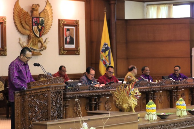 POLEMIK: Anggota Fraksi Golkar I Made Suardana meminta Pemerintah Provinsi Bali mengikuti keputusan Pemerintah Pusat terkait Piala Dunia U-20 disampaikan pada pandangan umum di Kantor DPRD Bali, Senin (27/3/2023). (Golkar Bali untuk Radar Bali) 