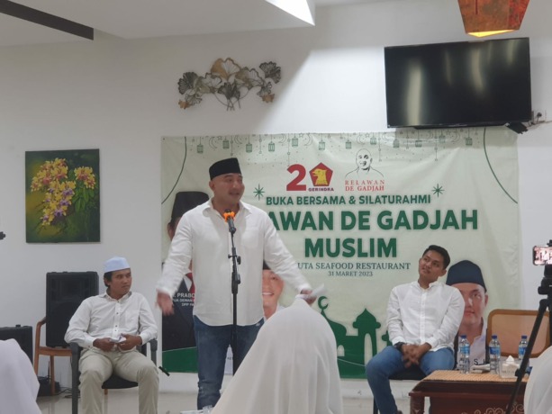 DIDOAKAN JADI PEMIMPIN: De Gadjah berbuka bersama dengan Relawan De Gadjah Muslim di Kuta Jumat (31/3/2023) (Ni Kadek Novi Febriani/Radar Bali) 