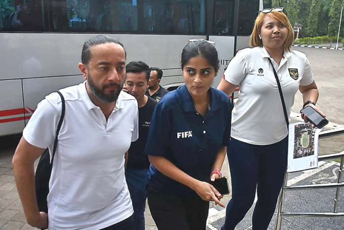 CEK LAPANGAN : Perwakilan FIFA didampingi LOC, INAFOC, dan PSSI di Stadion Kapten I Wayan Dipta di Gianyar, Bali, kemarin (27/3). (foto: adrian suwanto/radar bali)