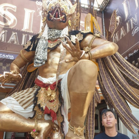 SELALU DIKAGUMI: Banjar Tainsiat masih ramai dikunjungi masyarakat untuk melihat ogoh-ogoh Garuda Suwarnakaya, di Jalan Nangka Selatan, Dangin Puri Kaja, Denpasar Utara, Kamis (23/3). Foto: Ni Kadek Novi Febriani/Radar Bali