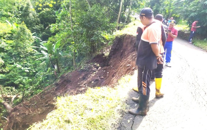 BERPOTENSI LONGSOR LAGI : Kondisi jalan Poros Sepang, Buleleng, ini rawan longsor. (Foto: Eka Prasetya/Radar Bali)