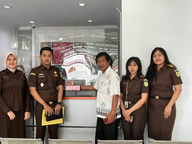 SETOR: PLT Kepala LPD Desa Adat SangehIda Bagus Nyoman Karang, serahkan uang ratusan juta titipan kerugian negara kepada pihak Jaksa Penuntut Umum, Kamis 2 Maret 2023.