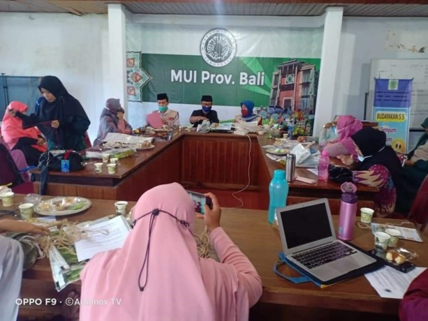 PENGOLAHAN SAMPAH: Salah satu kegiatan pengolahan sampah atau barang bekas menjadi produk bernilai ekonomis oleh Lembaga Pemulilaan Lingkungan Hidup dan Sumber Daya Alam (LPLH-SDA) MUI Provinsi Bali di Sekretariat MUI Bali beberapa waktu lalu.