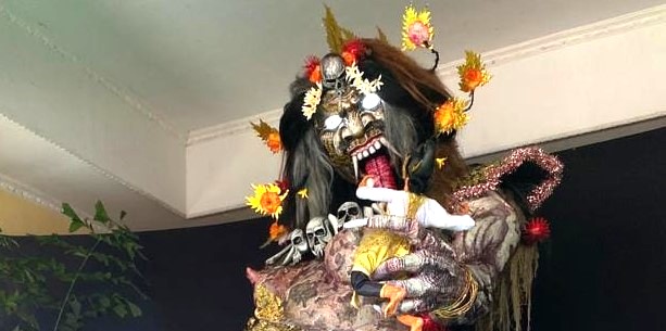 KREATIVITAS TANPA BATAS : Karya ogoh-ogoh Sekaa Teruna Harum Braja, Desa Nagasepaha, Buleleng. ( foto: eka prasetya/radar bali)