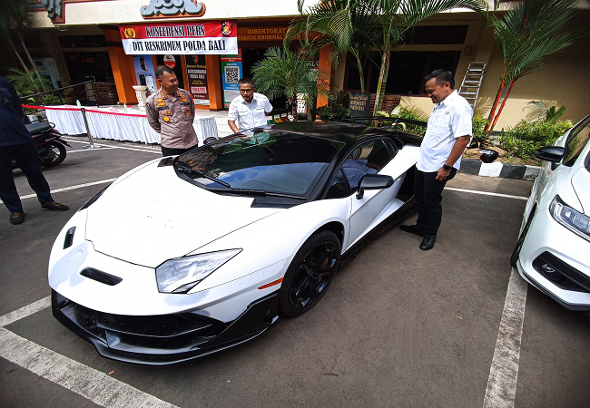 Polda Bali mengamankan mobil Lamborghini yang viral dengan Tanda Nomor Kendaraan Bermotor (TNKB) yang tidak sesuai aturan. (ADRIAN SUWANTO/ RADAR BALI)