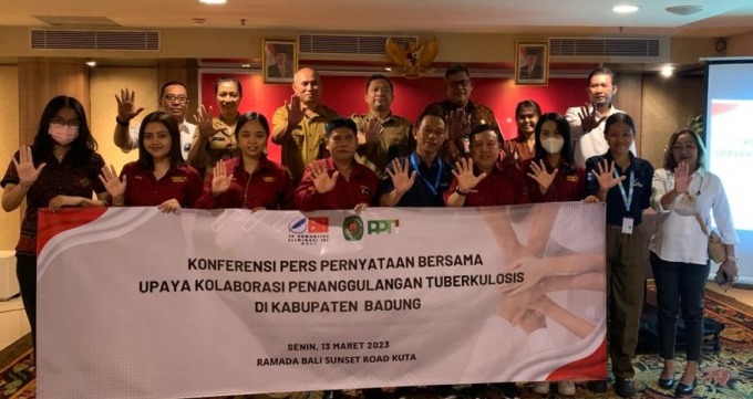 PERANGI TBC: Para pengurus PPTI (Penanggulangan Penyakit Tuberkulosis Indonesia) Badung foto bersama awak media dengan salam TOSS (temukan, obati sampai sembuh) TBC di Ramada Kuta (13/3/2023)