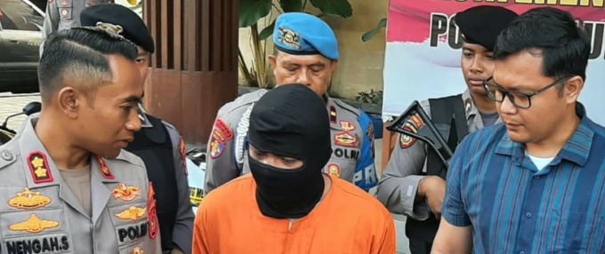 BEBER KEJADIAN : Kapolres Klungkung AKBP I Nengah Sadiarta rilis pengungkapan kasus pencurian selama Operasi Sikat Agung 2023 yang digelar mulai 23 Februari-10 Maret 2023 bertempat di Makopolres Klungkung (dewa ayu pitri arisanti/radar bali)