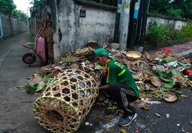 Penanganan tumpukan sampah seusai Nyepi. (Eka Prasetya)