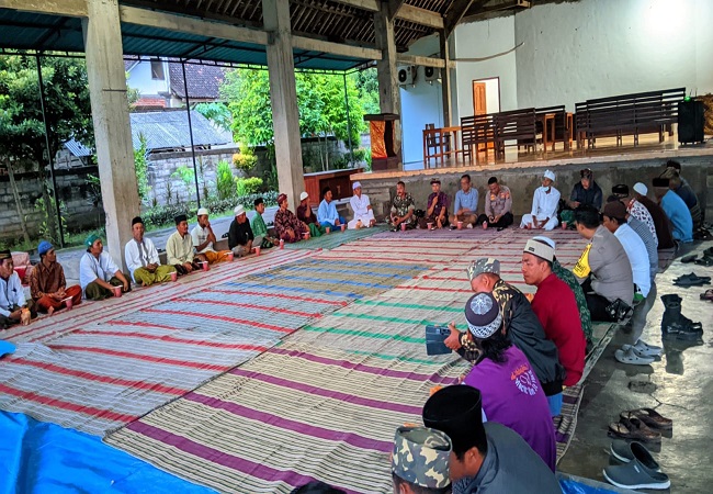 SUMBERKLAMPOK - Suasana buka puasa bersama di Balai Desa Sumberklampok. (Eka Prasetya)