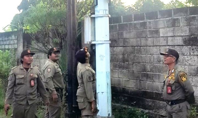 DIDATA: Satpol PP Badung saat melakukan pendataan sejumlah tower di wilayah Kuta Selatan. (foto:istimewa)