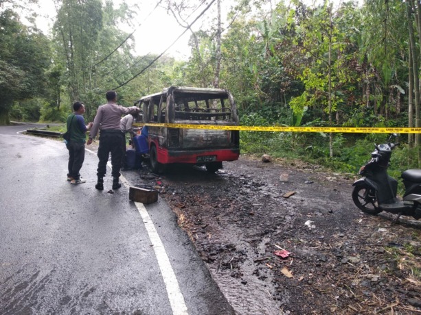 GOSONG: Mobil terbakar di Gitgit dan pemiliknya meninggal dunia lantaran syok mobilnya dilalap api.