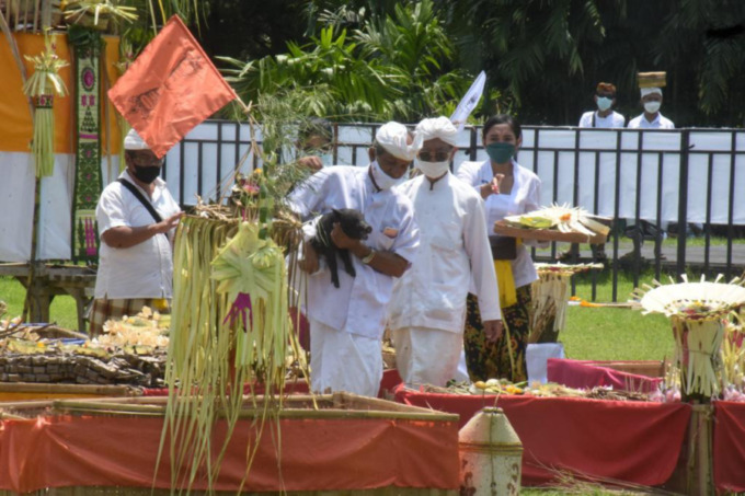 PROSESI PANJANG: Rangkaian prosesi menuju Nyepi yakni upacara tawur kesanga yang akan dilaksanakan di perempatan catur Muka Denpasar. Foto: Adrian Suwanto/Radar Bali