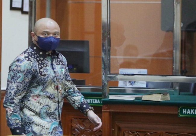 Terdakwa kasus peredaran narkotika Irjen Pol Teddy Minahasa hadir dalam sidang lanjutan di Pengadilan Negeri Jakarta Barat, Jakarta, Kamis lalu (23/2/2023). (FEDRIK TARIGAN/ JAWA POS)