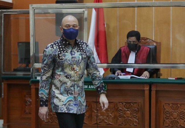 Terdakwa kasus peredaran narkotika Irjen Pol Teddy Minahasa saat menjalani sidang lanjutan di Pengadilan Negeri Jakarta Barat, Jakarta, Senin lalu (13/3/2023). (FEDRIK TARIGAN/JAWA POS)