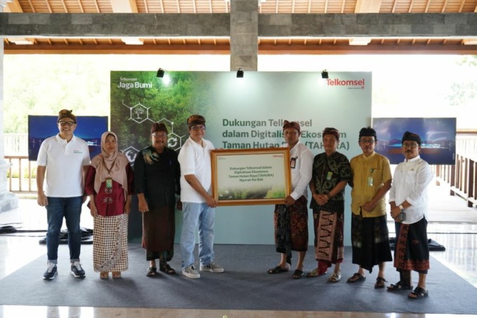 JAGA BUMI: Vice President Area Account Management Telkomsel Samuel Pasaribu (empat kiri) secara simbolis memberikan dukungan terhadap Digitalisasi Ekosistem Taman Hutan Raya Ngurah Rai Bali yang diterima langsung oleh Kepala Dinas Kehutanan dan Lingkungan