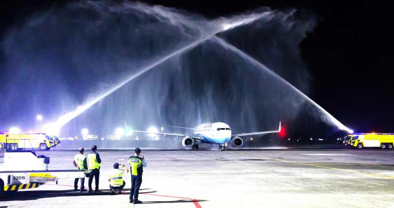RITUAL PENYAMBUTAN : Seremonial penyambutan Xiamen Airlines, maskapai asal Tiongkok, dengan water salute saat pesawat mendarat di Bandara I Gusti Ngurah Rai. (foto:istimewa)