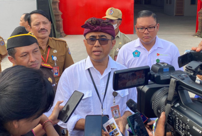 TIDAK TEGAS!: Wali Kota Denpasar IGN Jaya Negara meminta pihak yang bermain dalam penerbitan KTP bagi WNA agar ditindak tegas. FOTO: ADRIAN SUWANTO/ RADAR BALI