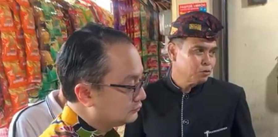 PANTAU FLUKTUASI HARGA : Wakil Menteri Perdagangan, Jerry Sambuaga (kiri) saat melakukan inspeksi mendadak (sidak) bersama Kepala Dinas Koperasi, Usaha Kecil, Menengah dan Perdagangan Kabupaten Badung Made Widiana (kanan). (foto:istimewa)