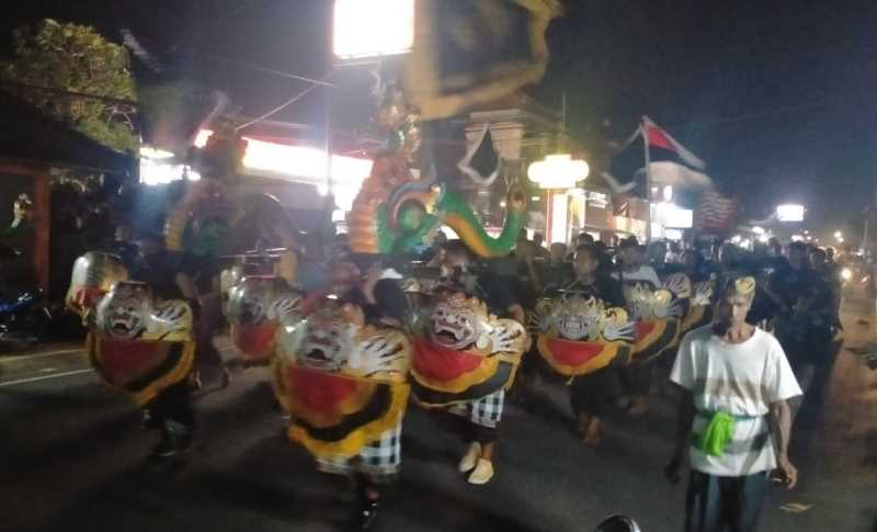 TRADISI KHAS DESA ADAT KEDIRI: Suasana tradisi tekkan yang digelar oleh warga Banjar Banjar Adat Jagasatru, Desa Adat Kediri Tabanan.(foto:juliadi/radar bali)