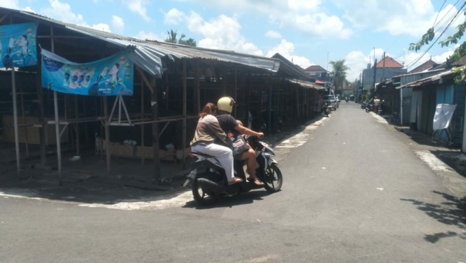 SEPI : Pasar Kodok penjualan baju bekas terbesar di Bali yang berada di Banjar Dinas Tegal Belodan, Desa Dauh Peken,  Tabanan yang tutup total.(foto:juliadi/radarbali)