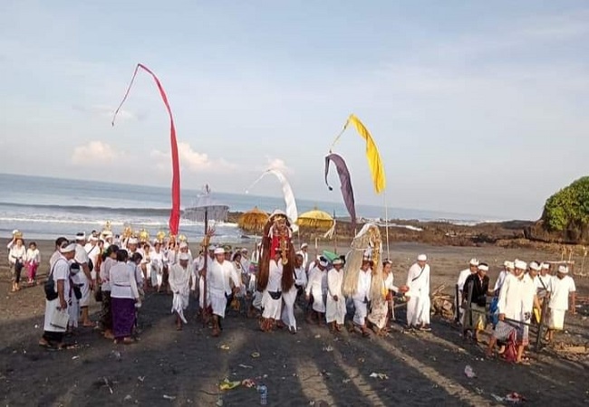 Suasana melasti rangkaian ritual yang dijalani umat hindu di Tabanan di Pantai Soka, Selemadeg, Tabanan. (Foto/Juliadi)