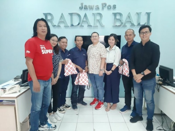 KUNJUNGAN: Head of Marketing Air Asia Super App Boni Andika (4 dari kanan), Head of Travel – Indonesia Hendry Prianto (kiri) dan Operation Manager Air Asia Ride Muhammad Azhar (kanan), diterima Pimred Radar Bali Koran Djoko Heru Setiyawan (dua dari kanan)