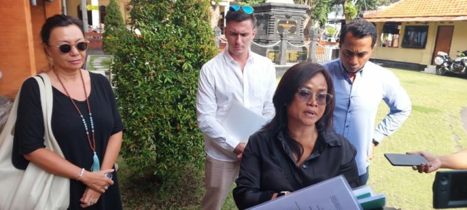 CARI KEADILAN: Kuasa Hukum Fovy Mogardian Setiawaty dampingi dua kliennya datangi Polda Bali, Rabu 29 Maret 2023.