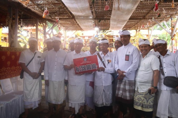 ADAT: Sekda Badung, I Adi Arnawa hadiri Karya Ngenteg Linggih di Pura Batan Kepah dan Dalem Pengrubungan, Desa Adat Pecatu, Kuta Selatan, Rabu (29/3). HUMAS PEMKAB BADUNG FOR RADAR BALI
