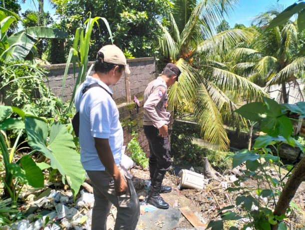 AMBROL: Aparat sedang cek kondisi bangunan gudang milik I Nyoman Buda yang rusak akibat tAnah longsor yang terjadi pada Kamis malam lalu.