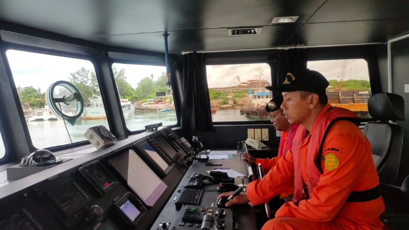 CARI ORDINAT: Tim Basarnas sedang melakukan pencarian tenggelamnya KM Linggar Petak 89