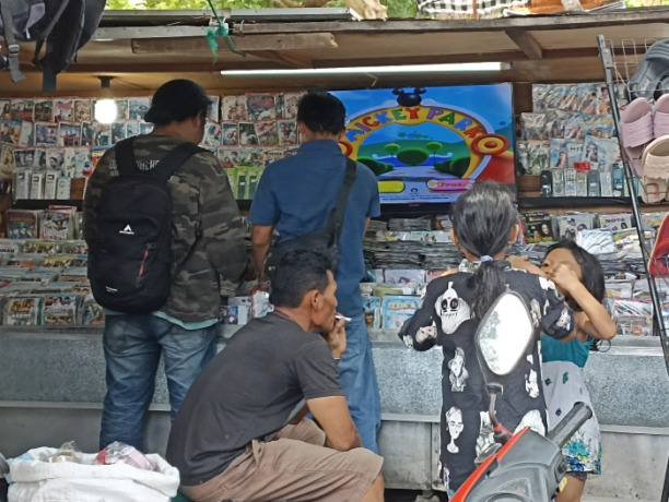 BERKAH NYEPI: Pedagang VCD yang ada di kawasan jalan Gunung Batur di sebelah pasar Pasah Pemecutan Pemedilan laris manis tak seperti hari biasanya, Selasa (21/3).