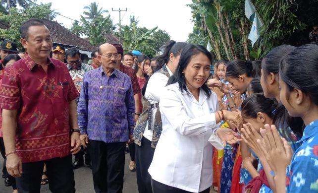 Menteri Pemberdayaan Perempuan dan Perlindungan Anak (PPPA), I Gusti Ayu Bintang Darmawati Puspayoga saat berkunjung di Desa Bukit, Karangasem. (zulfika Rahman/radar bali)