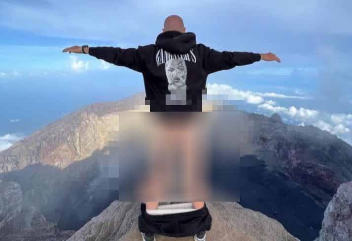 BIANG KEROK : Gara-gara turis buka celana di Gunung Agung ini harus digelar upacara pecaruan. (foto:istimewa)