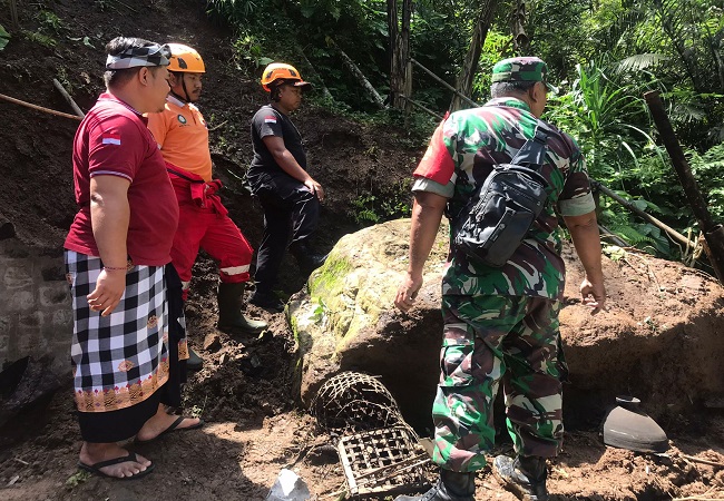 Kondisi rumah milik I Komang Sudana, di Banjar Dinas Putung hancur diterjang batu besar akibat longsor yang terjadi pada Selasa malam lalu. (ist)