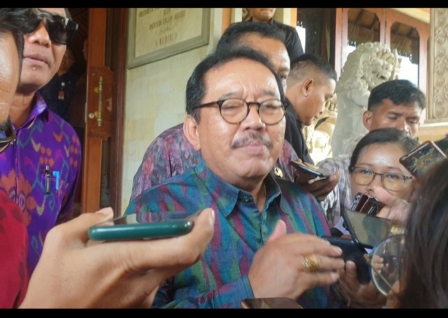 POLEMIK: Wakil Gubernur Bali, Tjokorda Arta Ardhana Sukawati alias Cok Ace memberikan keterangan kepada awak media terkait batalnya drawing Piala Dunia 2023 di Bali. Foto: Ni Kadek Novi Febriani/Radar Bali