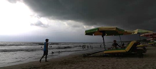 MASA PANCAROBA : Suasana di Canggu beberapa waktu lalu. Potensi cuaca ekstrem belum hilang di Bali. (foto:dok.radar bali)