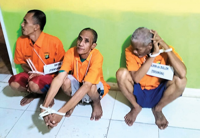 Dari kiri, tersangka M. Dede Solehudin, Wowon Erawan alias Aki, dan Solihin alias Duloh di Ciranjang, Cianjur, kemarin (2/3). (SUMBER UNTUK RADAR CIANJUR/ grup radarbali.id)
