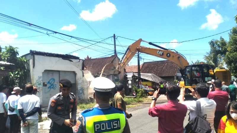 KALAH DAN DIEKSEKUSI: Suasana eksekusi tanah ayahan desa di Banjar Tenten, Desa Adat Banjar Anyar Kediri Tabanan.(juliadi/radar bali)