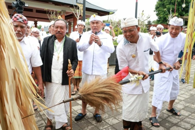 BALI ERA BARU: Gubernur Bali Wayan Koster dalam ritual suci yang dilaksanakan serangkaian pembangunan Pelindungan Kawasan Suci Pura Agung Besakih, Senin, Soma, Purnama Sasih Kesanga (6/3).  Foto: Humas Pemprov Bali for Radar Bali