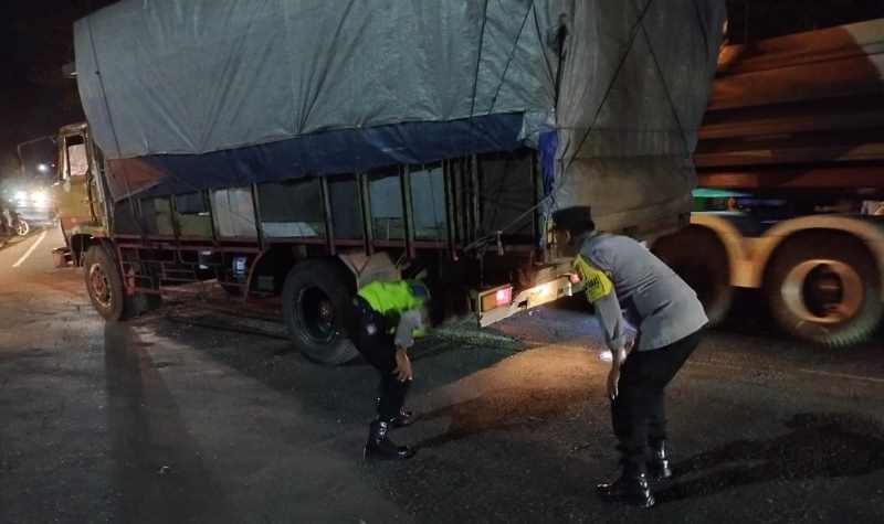 MASIH TERSELAMATKAN : Sepeda motor Yamaha Jupiter bernopol DK 6302 HQ, I Dewa Made Agung Juliarta yang masuk ke bawah bak truk bernopol N 8632 UN.(foto:istimewa)