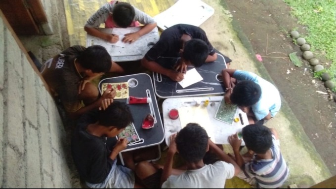 MELUKIS: Anak-anak sedang melukis di Sanggar Komunitas Om Hara Kailasha Painter di Banjar Keliki Kawan, desa Kelusa, Kecamatan Payangan, Kabupaten Gianyar