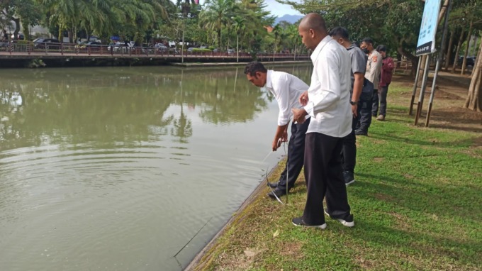 KECELAKAAN: Tim inafis Polres Jembrana Olah TKP peristiwa anak tenggelam di tower. Foto: M. BASIR /RADAR BALI